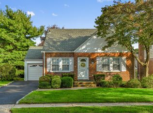 42 Surrey Rd, New Hyde Park, NY 11040