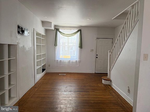 3rd image of 1925 N Myrtlewood St