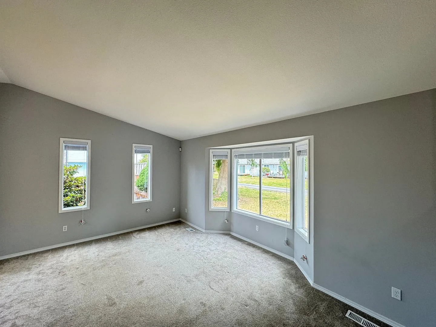 Beautifully Remodeled Lynnwood Home on Private 1/4-Acre Lot — Photo 4