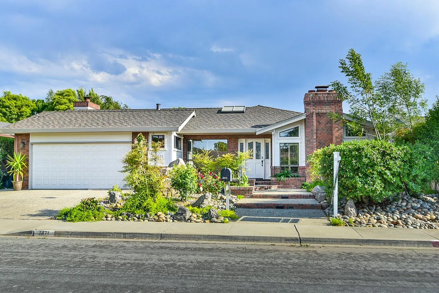 1471 Ghione Dr photo 1