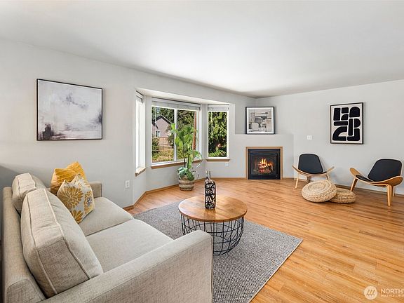 4th image of 9520 206th Avenue E