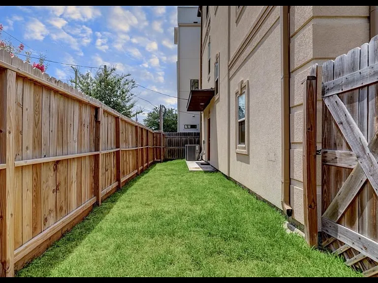 2401 Radcliffe St — Photo 20