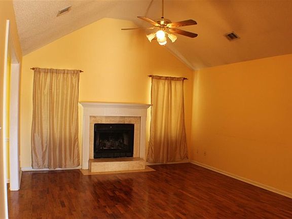 3rd image of 105 Bridlewood Trl