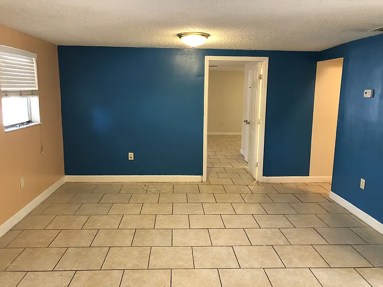 3513 E Emma St — Photo 2