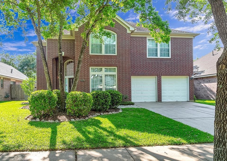 Spacious 2 story home located on culdesac street
