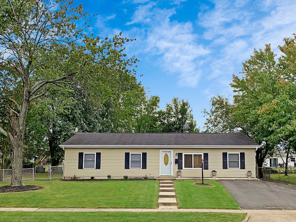 2nd image of 303 W Maple Ave