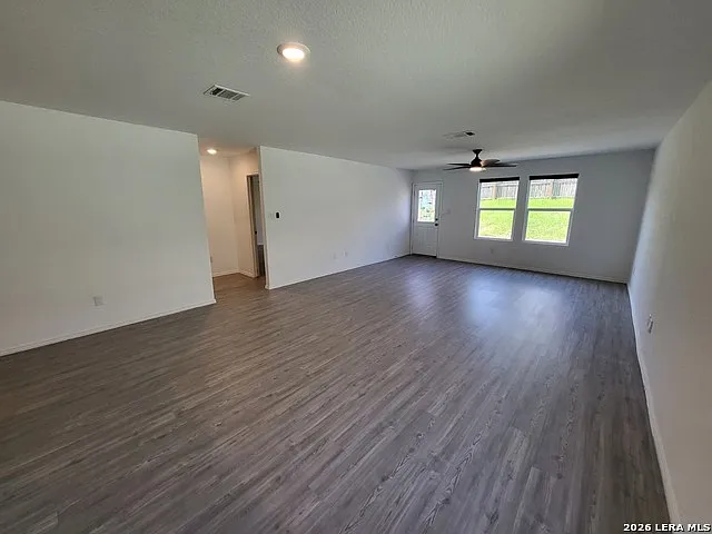 3 bed, 2.0 bath, 1464 sqft, $1,550 — Photo 2