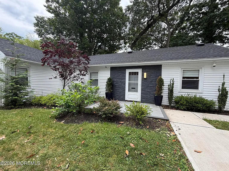 185 Elmwood Rd — Photo 2