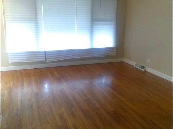 3rd image of 458 Crandon Ave