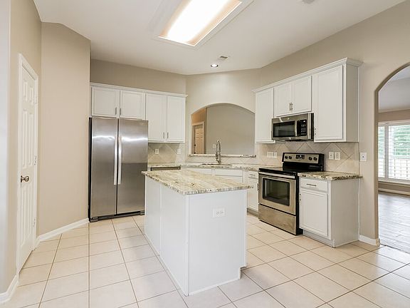 5th image of 12103 Lakewood Villa Dr