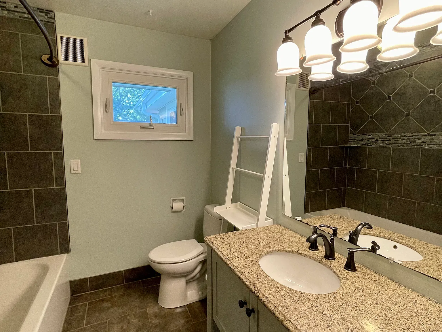4 bed, 1760 sqft, $2,500 — Photo 3
