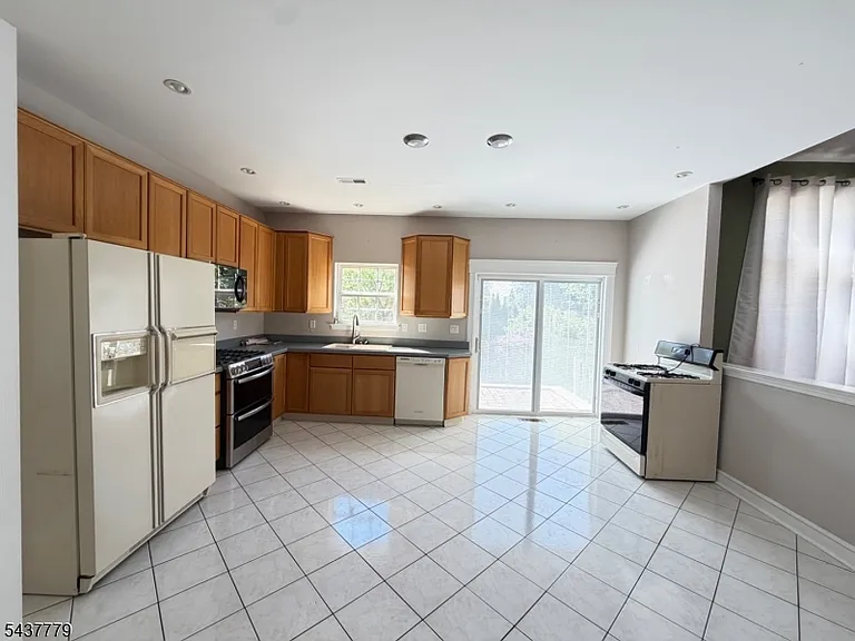 373 Stonehenge Dr — Photo 2