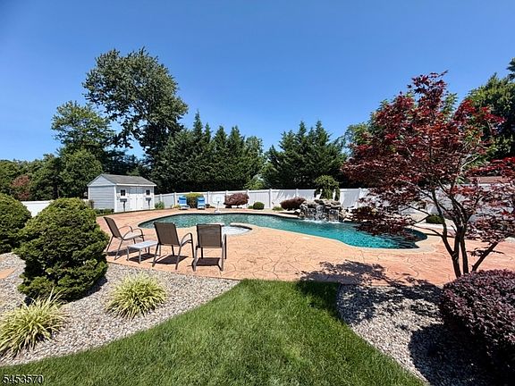 3rd image of 6 Briarheath Ln
