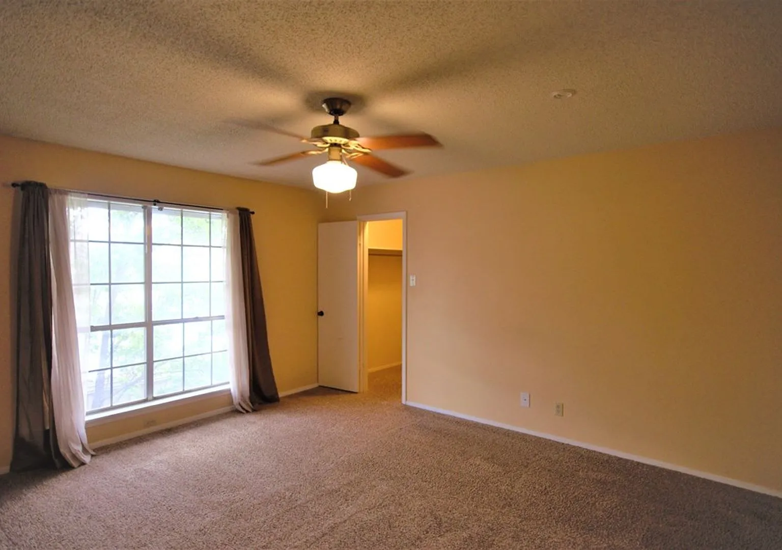 LARGE 2 bedroom 2 bath Condo close to Shopping, dinning and entertainment! — Photo 3
