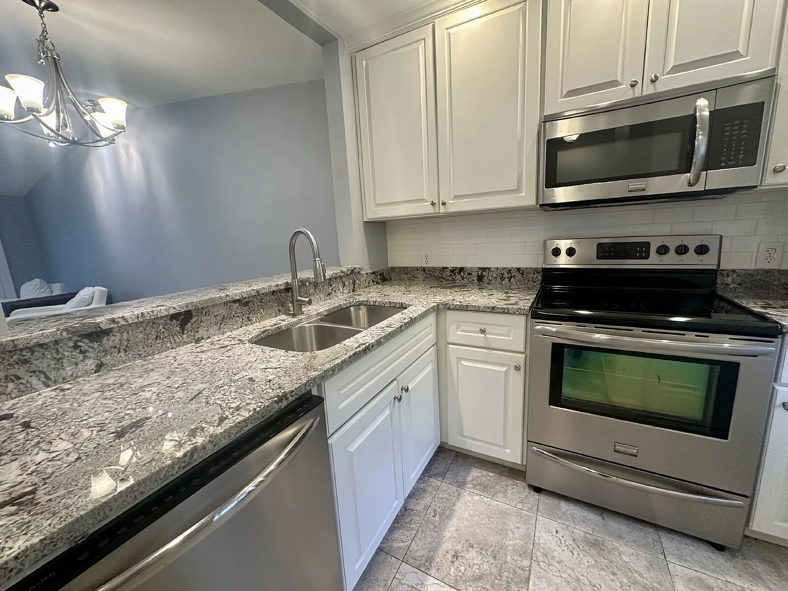 2 bed, 2.0 bath, 1025 sqft, $1,995 — Photo 3