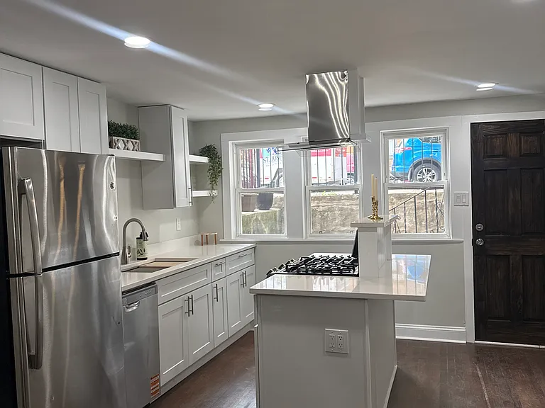 2341 W 24th St #BASEMENT — Photo 2