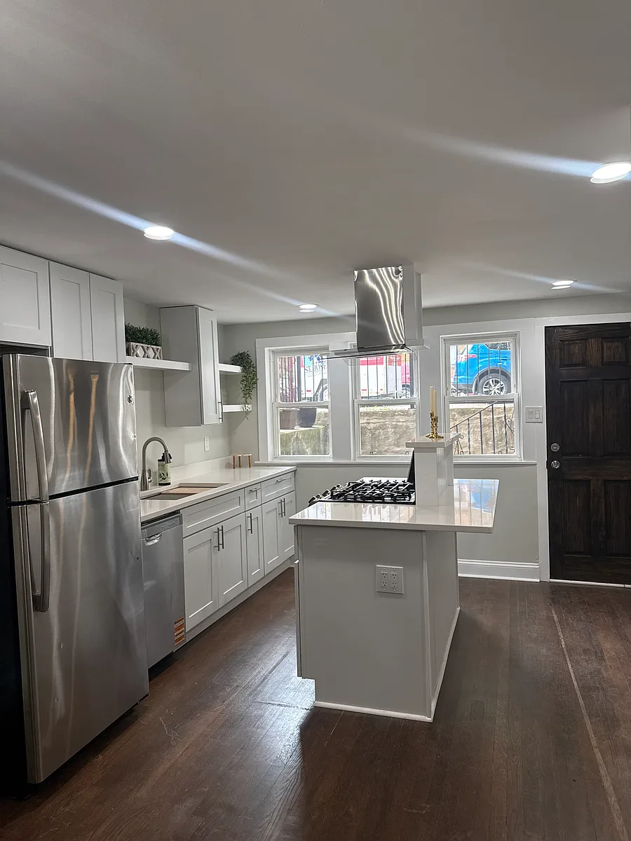 Building Photo - 2341 W 24th St #BASEMENT