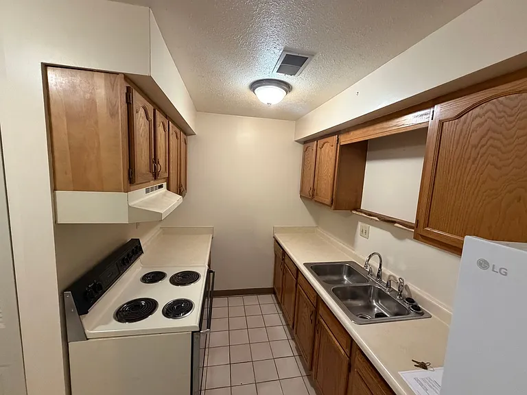 Regis Apartments — Photo 18