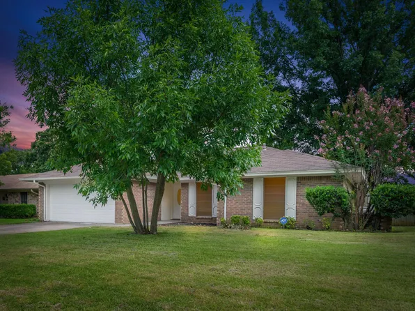 2901 Panhandle Dr, Grapevine, TX 76051