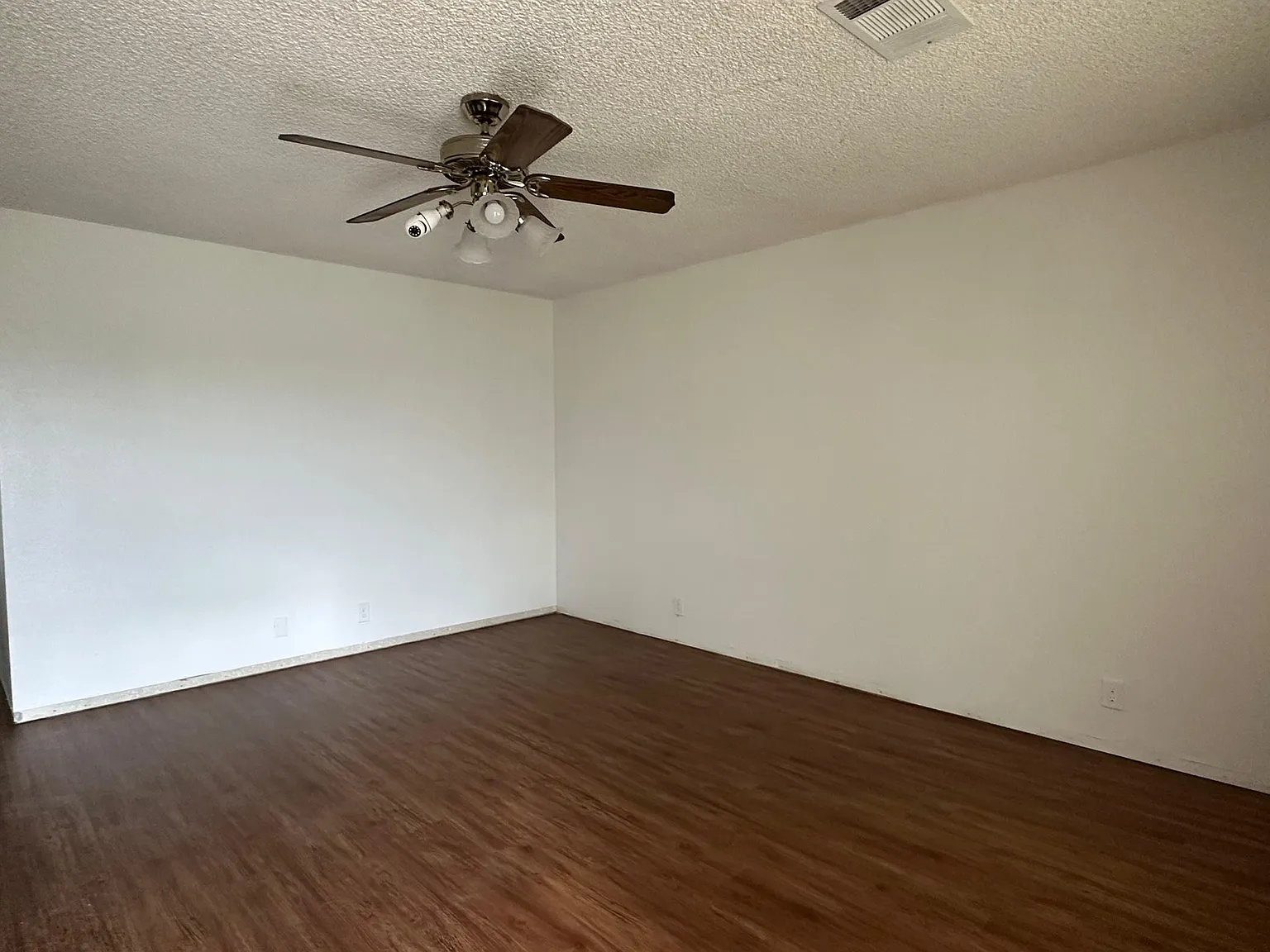 3 bed, 1040 sqft, $2,100 — Photo 2