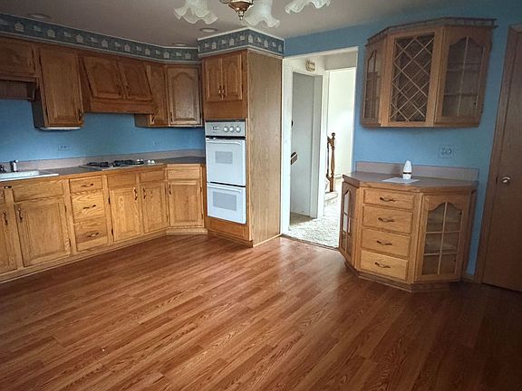 5th image of 15239 Hamlin Ave