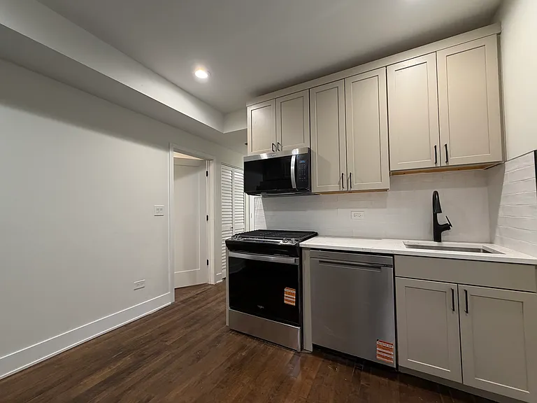 1139 S Western Ave #2R — Photo 3