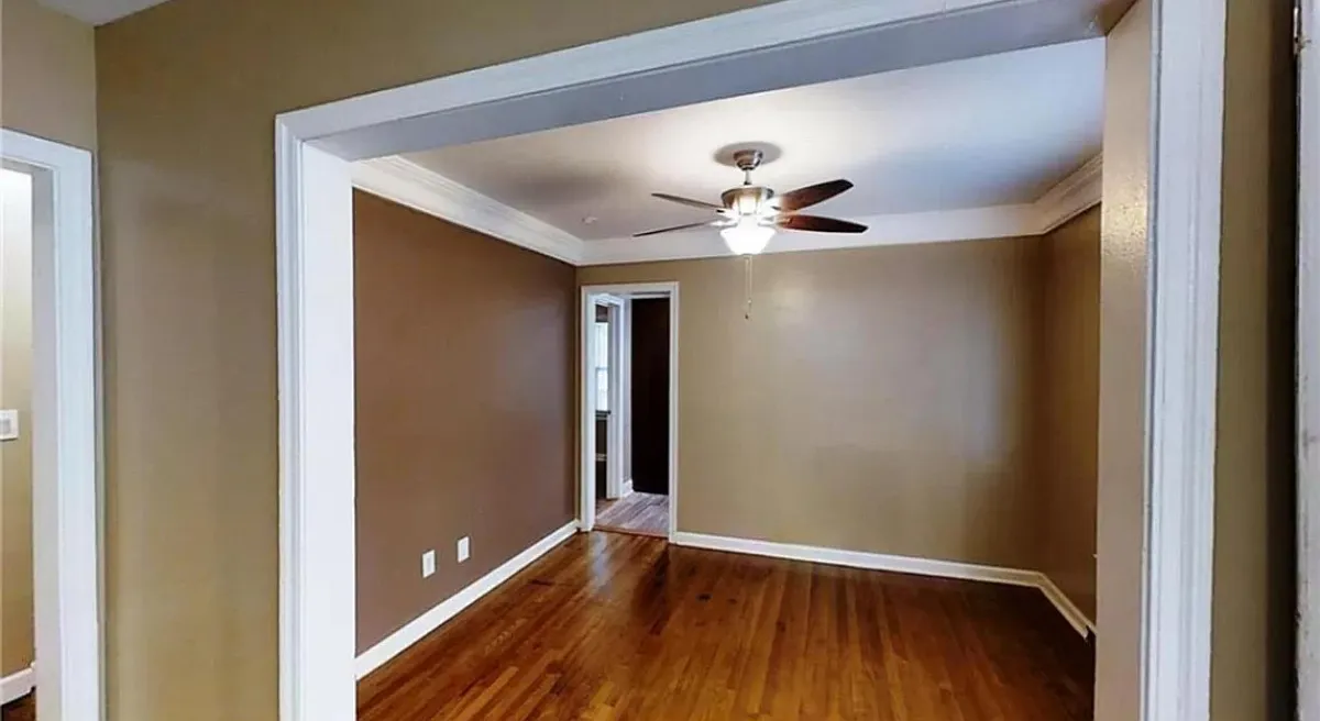 Photo 2 of 12 - Metropolitan Pkwy SW - Atlanta, GA Living room - Metropolitan Pkwy SW