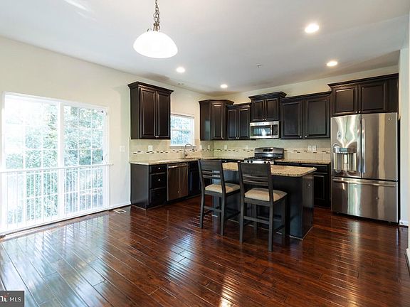 5th image of 1002 Pultney Ln