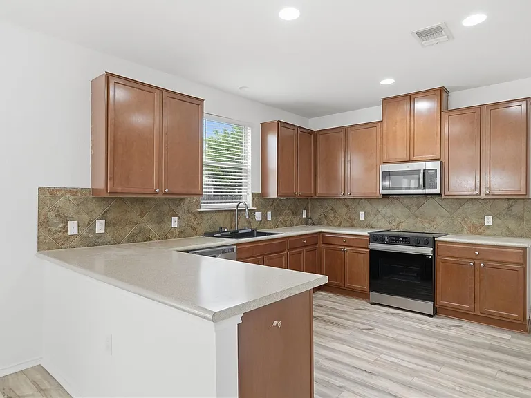 11200 Drumellan St — Photo 22