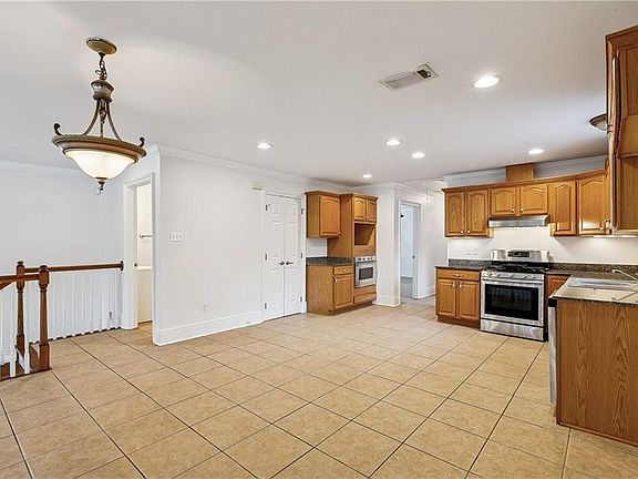 5th image of 515 Angela Ave