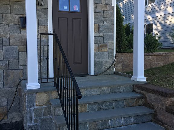 4th image of 136 Lincoln Ave E