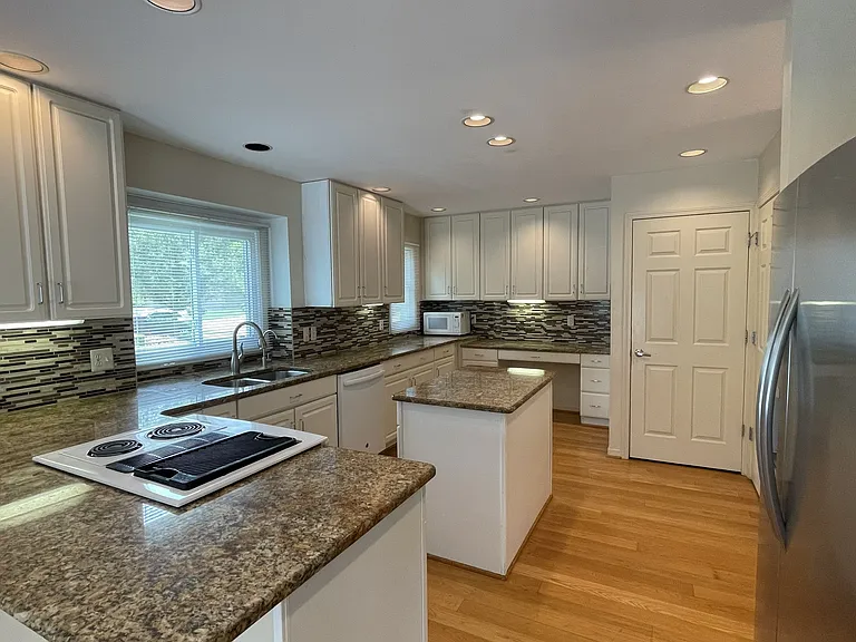 517 Essex Dr — Photo 14