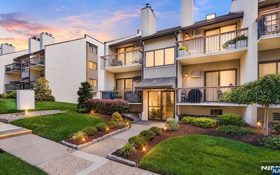 1st image of 102 W Ridge Mews