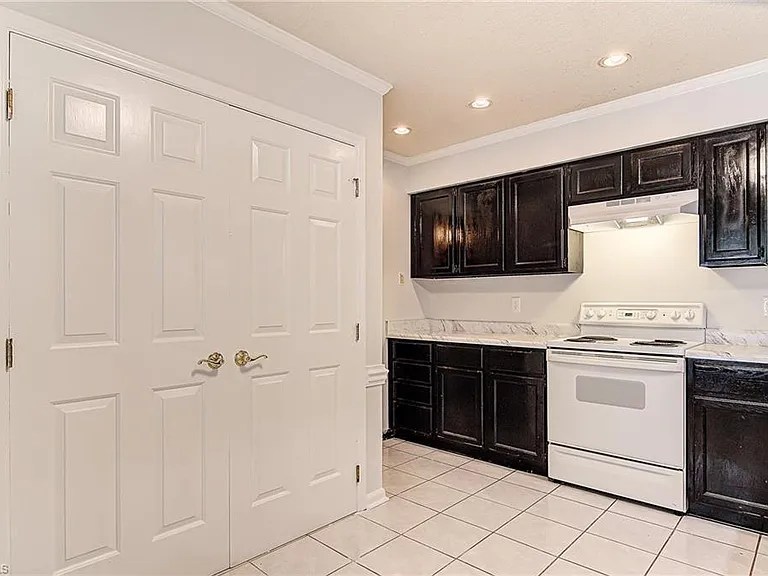 4635 Lawndale Dr — Photo 9