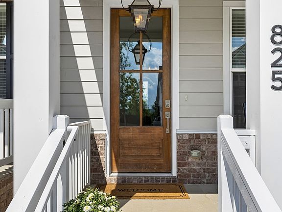 3rd image of 825 Braidwood Ln
