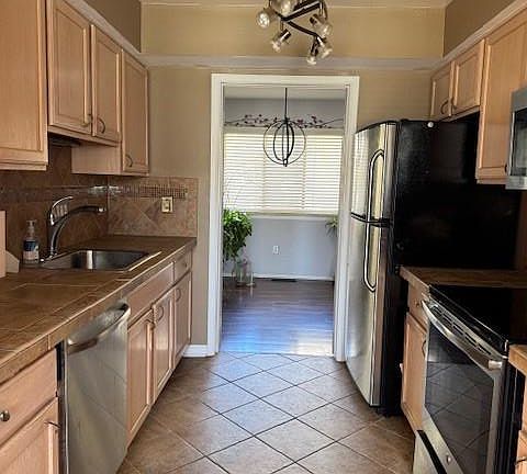 4th image of 7 Hampton Towne St #7