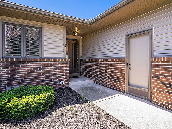 5th image of 9064 Lakeview Ct #108