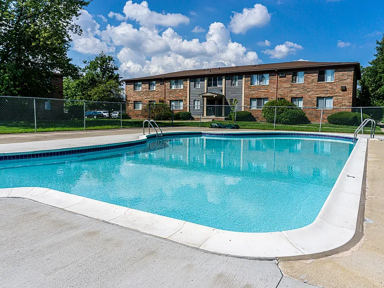 Golf Manor Apartments — Photo 11