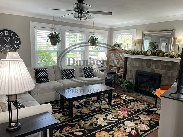 5 bed, 2.5 bath, 2793 sqft, $3,200 — Photo 3