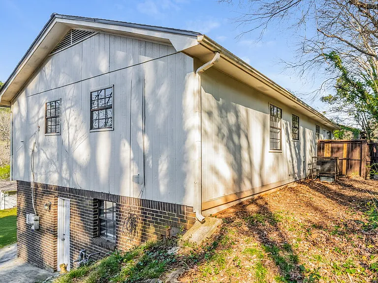 933 Edwards Lake Rd — Photo 17