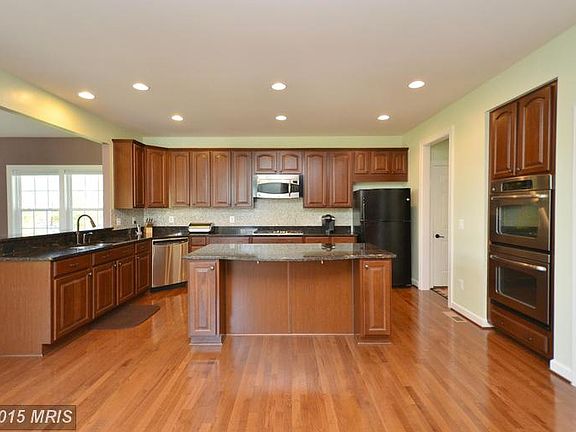 Spacious Kitchen w/ Island