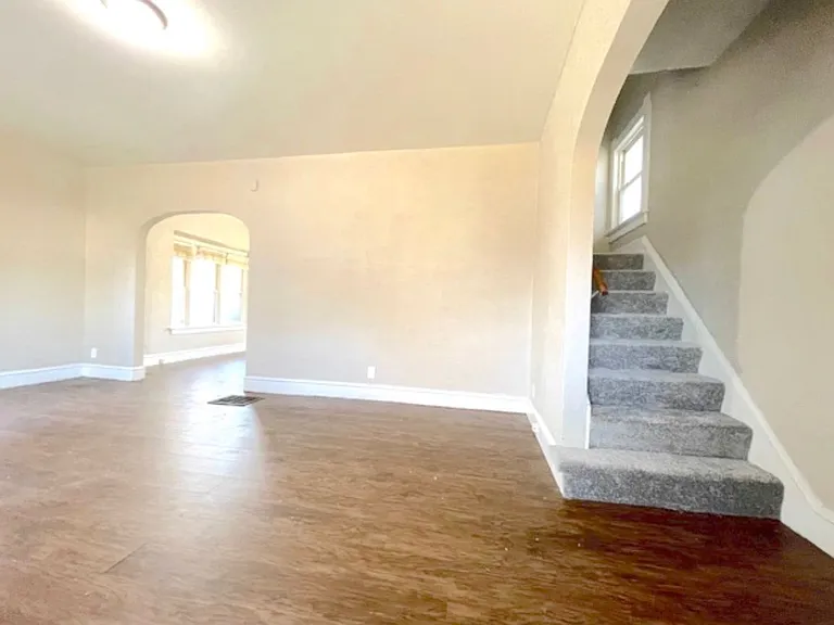 532 Carlton St — Photo 7