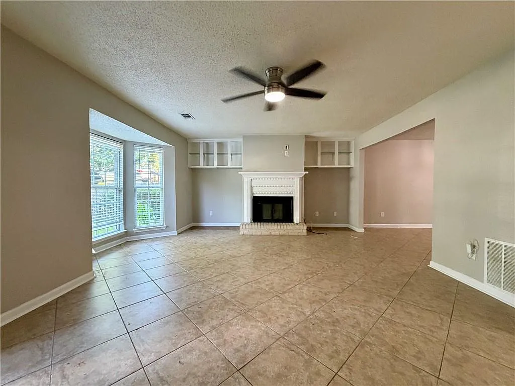 3 bed, 2.5 bath, 1612 sqft, $2,095 — Photo 3