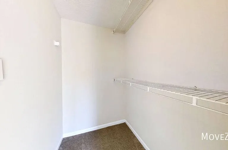 1641 Arlyn Cres E — Photo 16