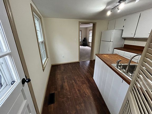 3rd image of 58 Pomperaug Rd