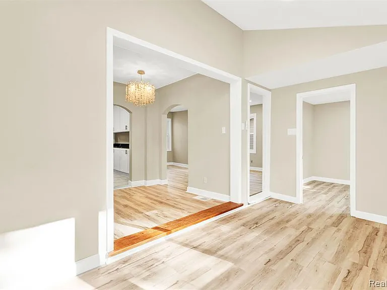 23248 Helen St — Photo 7