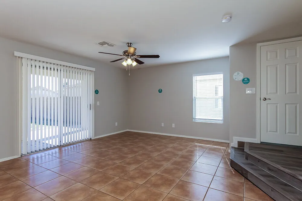 3 bed, 2.5 bath, 1374 sqft, $2,180 — Photo 4