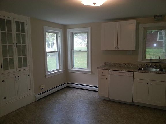 eat-in kitchen/breakfast nook