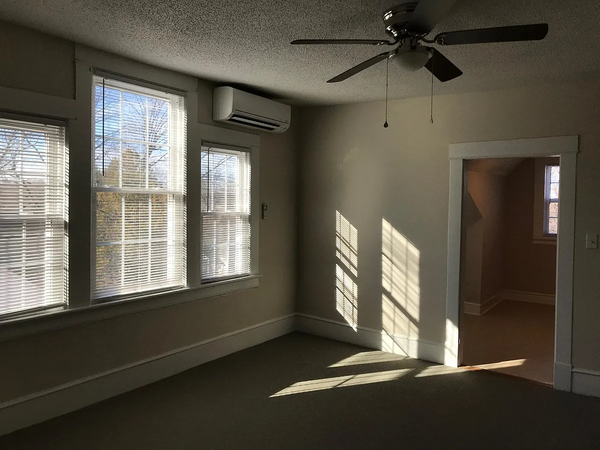 Building Photo - 1219 Grace Ave #3