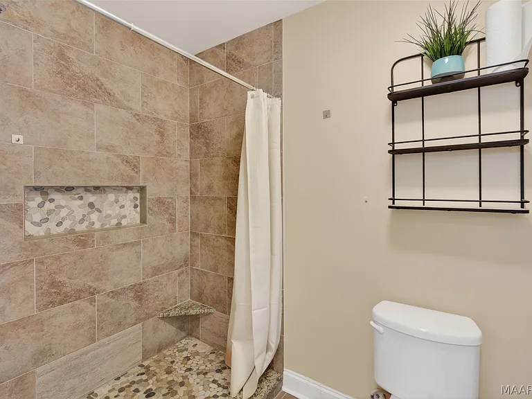 380 Sydney Dr S — Photo 26